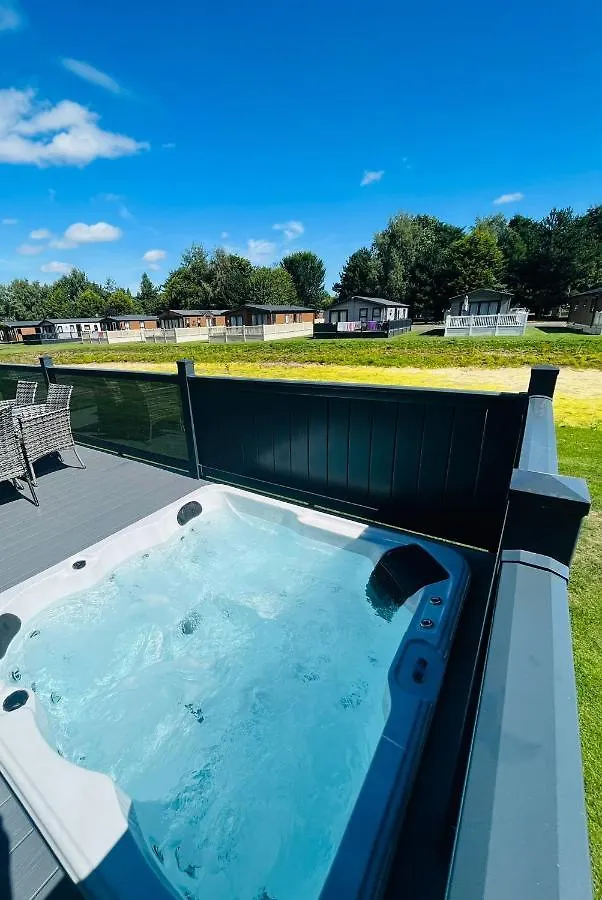Laburnum Lodge With Hot Tub York Holiday home