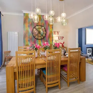 The Milton - Stylish Terraced Holiday home