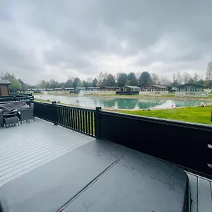 Mulberry With Hot Tub Holiday home
